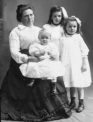 Belle Gunness and her three children.  Image Credit: Wikipedia